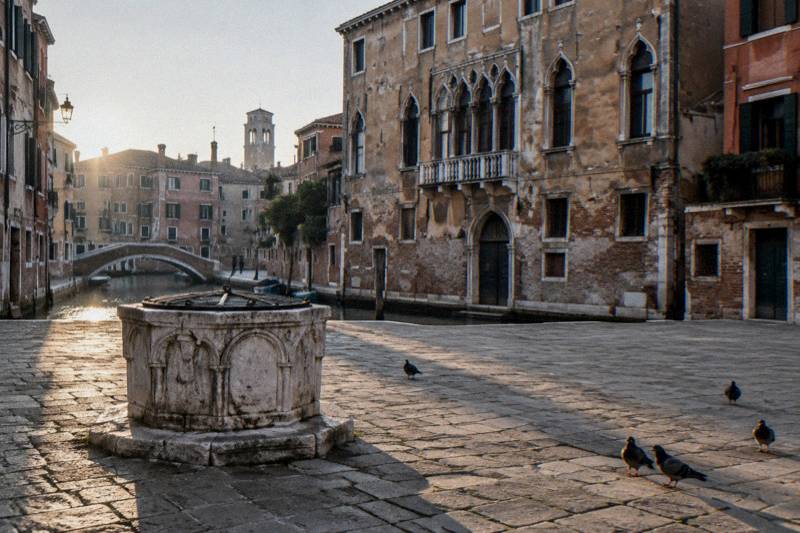 Kickstart tour: The heart and soul of Venice, secret spots and Rialto with a local guide Lucia